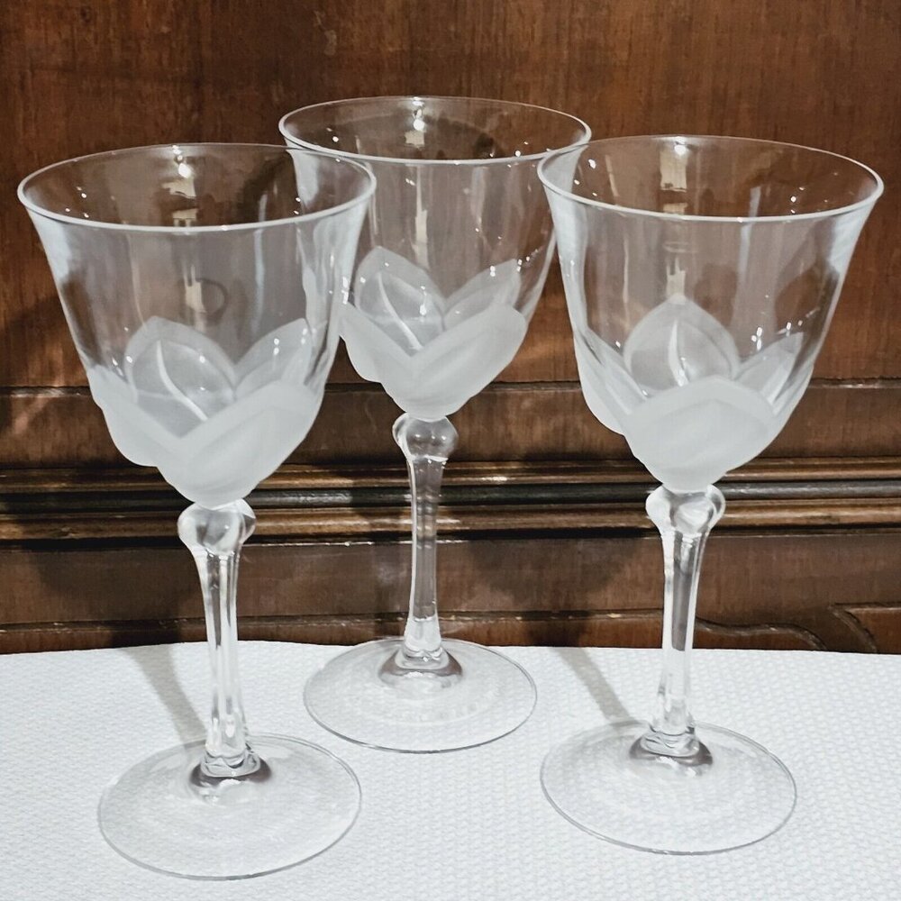 3 Cristal D'Arques Florence Wine Glasses 6.5" crystal frosted 3D petals romantic - Picture 7 of 7